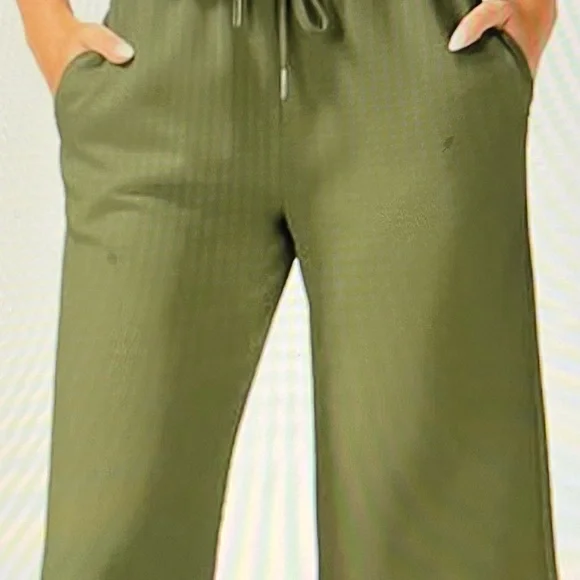 Sleeveless Two Piece Outfit - Picture 4 of 6